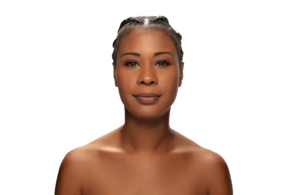 Retrato de una hermosa mujer afroamericana aislada sobre fondo blanco del estudio. Belleza, moda, cuidado de la piel, concepto de cosméticos. —  Fotos de Stock