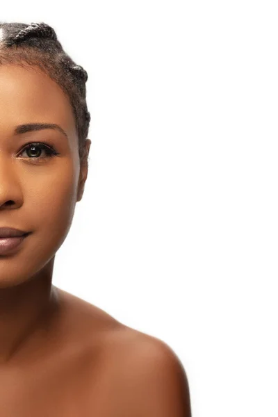Potret wanita Afrika-Amerika yang cantik terisolasi di latar belakang studio putih. Kecantikan, fashion, perawatan kulit, konsep kosmetik. — Stok Foto