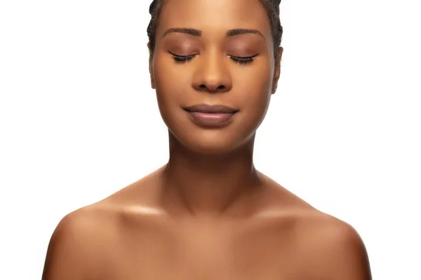 Retrato de una hermosa mujer afroamericana aislada sobre fondo blanco del estudio. Belleza, moda, cuidado de la piel, concepto de cosméticos. —  Fotos de Stock