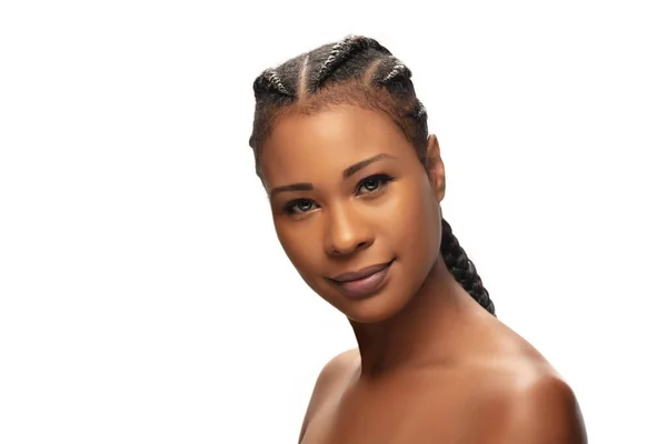 Porträtt av vacker afrikansk-amerikansk kvinna isolerad på vit studio bakgrund. Skönhet, mode, hudvård, kosmetika koncept. — Stockfoto