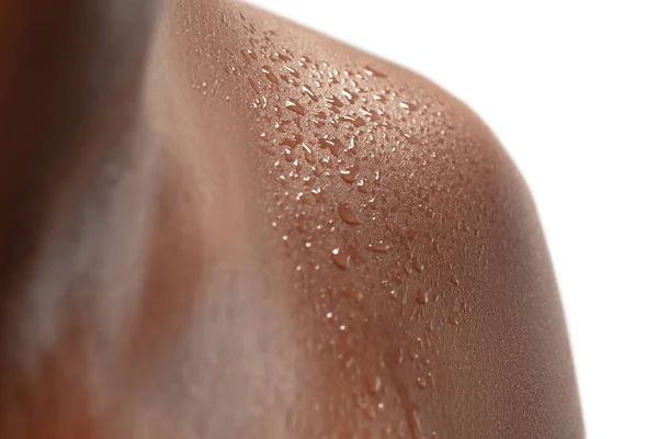 Retrato de una hermosa mujer afroamericana aislada sobre fondo blanco del estudio. Belleza, moda, cuidado de la piel, concepto de cosméticos. — Foto de Stock