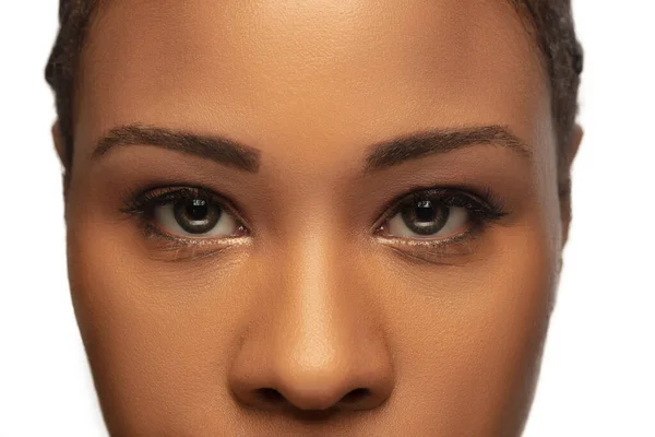 Retrato de una hermosa mujer afroamericana aislada sobre fondo blanco del estudio. Belleza, moda, cuidado de la piel, concepto de cosméticos. —  Fotos de Stock