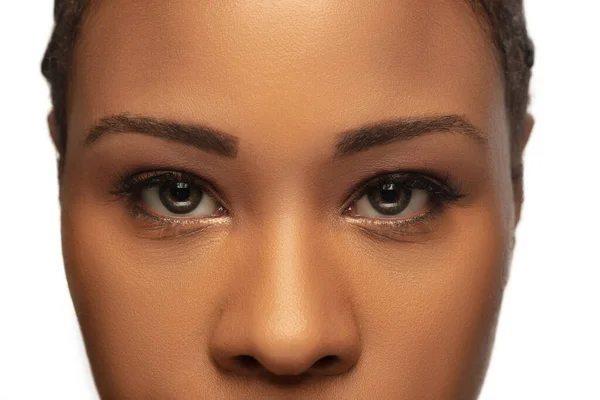 Portrait de belle femme afro-américaine isolée sur fond de studio blanc. Beauté, mode, soins de la peau, concept cosmétique. — Photo