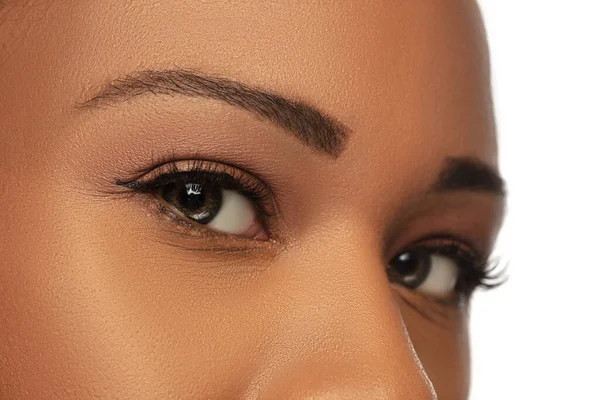 Portrait de belle femme afro-américaine isolée sur fond de studio blanc. Beauté, mode, soins de la peau, concept cosmétique. — Photo