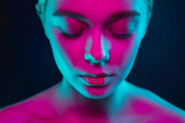 Retrato de modelo de moda feminina em luz de néon no fundo escuro estúdio. — Fotografia de Stock