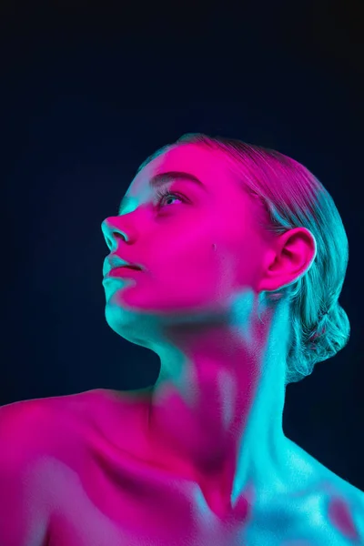 Retrato de modelo de moda feminina em luz de néon no fundo escuro estúdio. — Fotografia de Stock