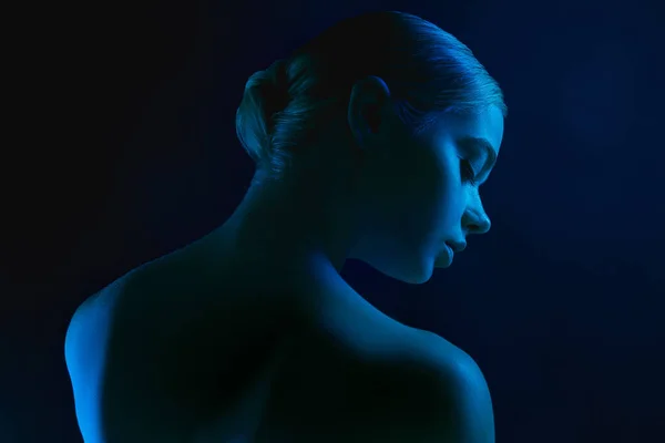 Porträt eines weiblichen Modells in Neonlicht auf dunklem Studiohintergrund. — Stockfoto