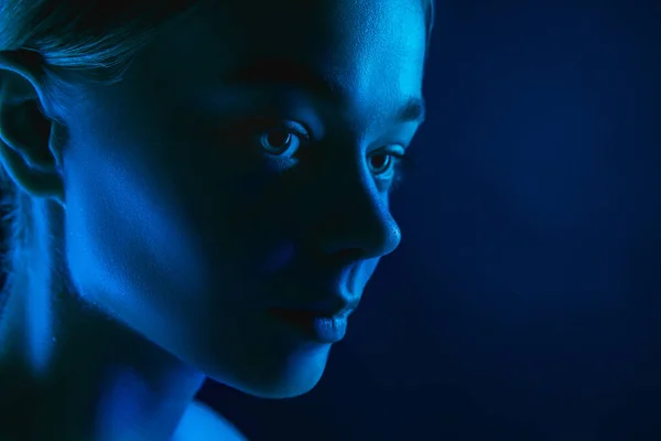 Retrato de modelo de moda feminina em luz de néon no fundo escuro estúdio. — Fotografia de Stock