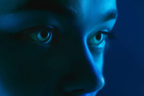 Portré női divat modell neon fény sötét stúdió háttér. — Stock Fotó