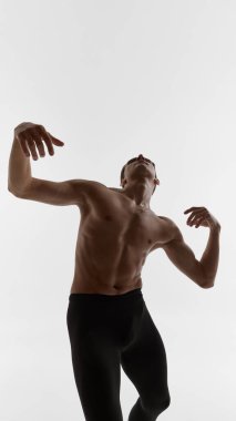 Erkek dansçı gövdesini yukarı doğru anlamlı eller ve duygusal hassasiyetle büküyor. Psikoloji, farkındalık, performans sanatı ve kelimesiz hikaye anlatma kavramı.