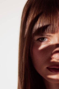 Yarı yüz kadın portresi. Göz boyayarak az temiz bir şekilde. Temiz güzellik, bencillik, zihinsel sağlık farkındalığı ve sosyal medya içeriği kavramı.