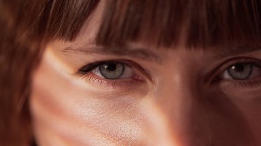 Sıcak ışık ve doğal deri dokusunu vurgulayan yumuşak bir kadın portresi. Dermatoloji kavramı, sağlıklı yaşam tarzı, kendine bakım, güzellik editörü, asgari estetik ve duygusal yumuşaklık..