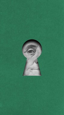 Yaratıcı kompozisyon. Benjamin Franklin 'in gözü yeşil arka plandaki anahtar deliğinin arkasında. Para gizliliği, gözetim, mali kontrol, gizli zenginlik ve ekonomik mahremiyet kavramı.