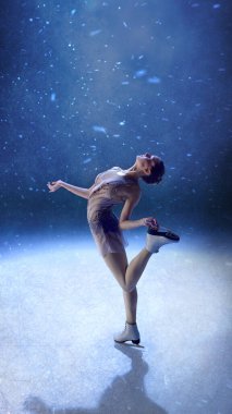 Artistik patinajcı duygusal zarafetle dramatik bir sahne ışığı altında geri çekiliyor. Editörlük sanatı, lüks yaşam tarzı, fitness gücü ve dışavurumcu kültür kavramı.