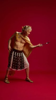 Sezar kostümlü bir adam gladyatör silahı gibi çatalla poz veriyor. Restoran markalaşması, esprili kampanyalar, sosyal medya içeriği ve antik parodi ile yaratıcı gıda tanıtımı kavramı.