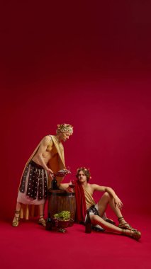 Şenlik sahnesinde fıçı ve şarap sürahisi giymiş iki adam. Yaşam tarzı dergileri, restoran markalaşması, sosyal içerik ve yaratıcı reklam kampanyaları kavramı.