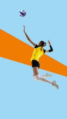 Parlak sanat eserleri. Sarı formalı bayan voleybol oyuncusu havadaki topa enerji veriyor. Spor markalaşması, yaşam tarzı kampanyaları, atletik performans ve dijital reklam tasarımı kavramı.