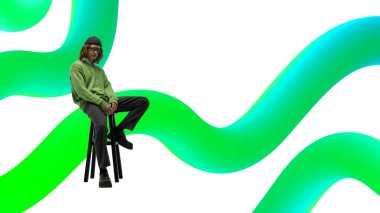 Modern kolaj. Yeşil kazaklı ve güneş gözlüklü bir adam neon yeşil dijital dalgalarla taburede oturuyor. Teknoloji markalaşması, yaratıcı girişimler, işe alım ve duygusal bireysellik kavramı.