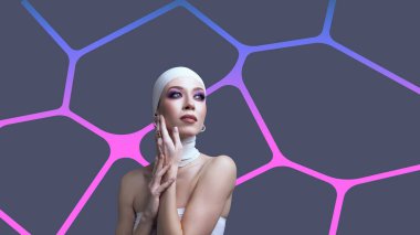 Grafik kompozisyonu. Fütüristik makyajlı ve menekşe sinirsel arka plan üzerinde kafa örtüsü olan zarif bir kadın. Tıbbi araştırma, biyoteknoloji, eğitim markalaşma ve duygusal ilham kavramı.