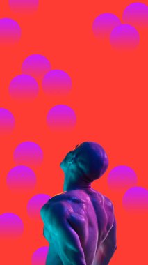 Cesur poster. Sırtında neon ışığı olan kaslı adam menekşe küreli kırmızı arka plana doğru bakıyor. Tıbbi araştırma, biyoteknoloji markalaşma, spor kampanyaları ve duygusal güç kavramı..