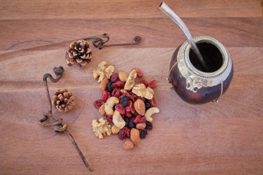 Arjantinli bir arkadaşla ahşap bir yüzeyde fındık manzarası