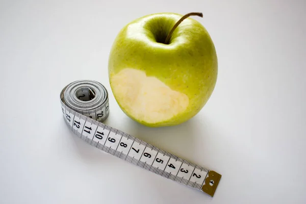 Manzana Verde Mordida Con Cinta Métrica Sobre Fondo Blanco — Foto de Stock