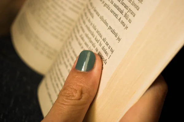 Woman Hands Holding Open Book Close — Stock Photo, Image