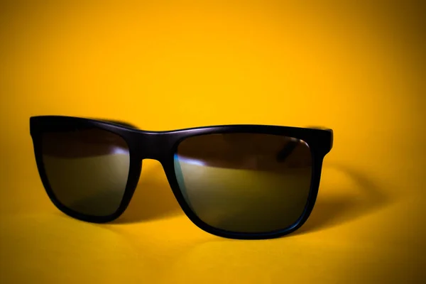 Zbliżenie Czarnych Okularów Żółtym Tle — Zdjęcie stockowe