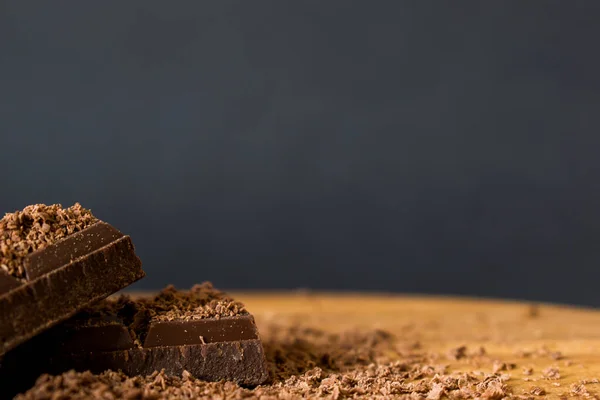 Шоколадные Кусочки Посыпанные Шоколадной Крошкой Копировальным Пространством Закрыть — стоковое фото