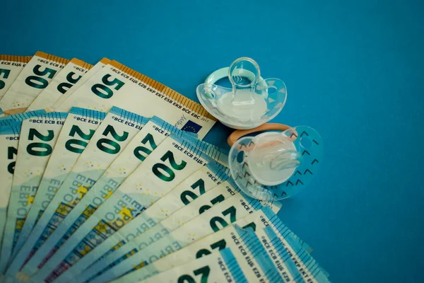 Chupete Bebé Sobre Fondo Azul Con Billetes Dinero Europeos —  Fotos de Stock