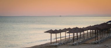 Güzel plaj şemsiye arka plan günbatımı