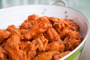 Lezzetli Baharatlı Buffalo Tavuk Kanatları