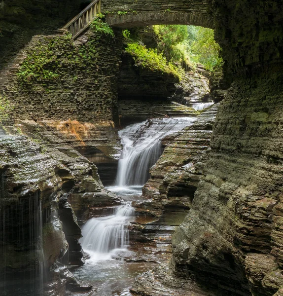 Watkins Glen 'de Güzel Uzun Şelale Şelalesi