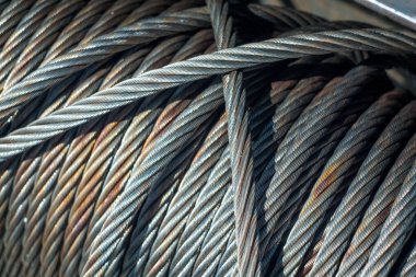 Pas içeren Büyük Yara ve Örgülü Kablo