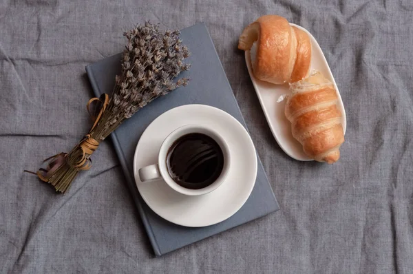 Una Taza Café Cama Lino Gris Con Libro Panadería Lavanda — Foto de Stock