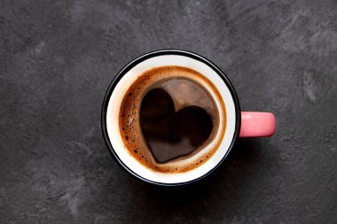 Siyah arka planda kalp işareti olan kahve fincanı, romantik.