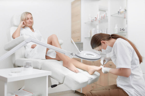 Процедура для ног ортопеда со специальным оборудованием
.