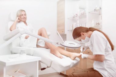 Yordam için özel ekipmanları ile istemci ayak yapmadan ayak hastalıkları uzmanı