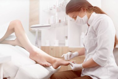 Esmer kadın ayak hastalıkları uzmanı yapım Lehçe ve yordam Temizleme 