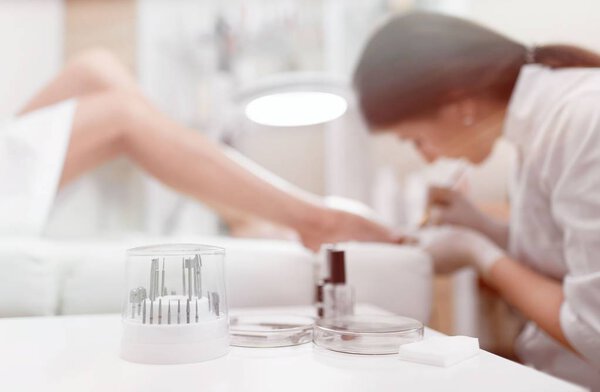 Различные профессиональные косметические средства и инструменты для французского педикюра
.