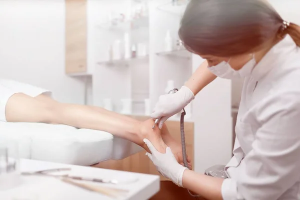 Woman relaxing at beauty salon, when podiatrist making procedure — Stock Photo, Image