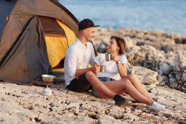 Glada Leende Par Sitta Ansikte Mot Ansikte Stenig Strand Nära — Stockfoto