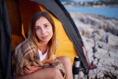 Beyaz taş Plajı, yüzüne baktılar oturan yakışıklı kadın.