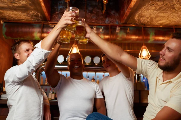 Nice evening of memories of male friends in interesting pub. — Stock Photo, Image