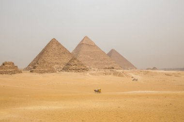 Mısır. Kahire - Giza. Giza Platosu 'ndaki piramitlerin genel görünümü 