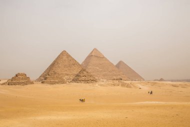 Mısır. Kahire - Giza. Giza Platosu 'ndaki piramitlerin genel görünümü 