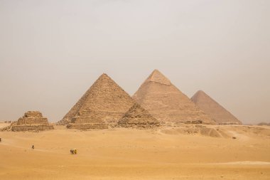 Mısır. Kahire - Giza. Giza Platosu 'ndaki piramitlerin genel görünümü 