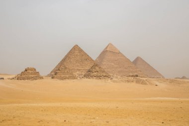 Mısır. Kahire - Giza. Giza Platosu 'ndaki piramitlerin genel görünümü 