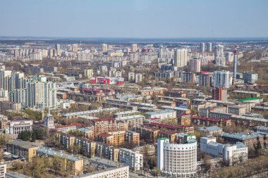 Yekaterinburg, Rusya - Güneşli yaz akşamında Yekaterinburg şehir merkezinin havadan çekimi