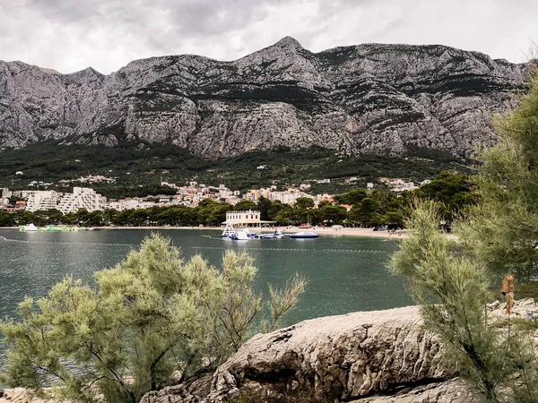 Strand an der Adria an einem sonnigen Sommertag — Stockfoto